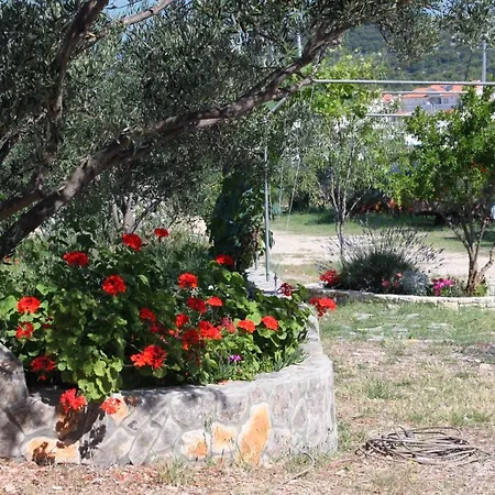 Family Friendly Seaside Apartments Jezera, Murter - 5062 *