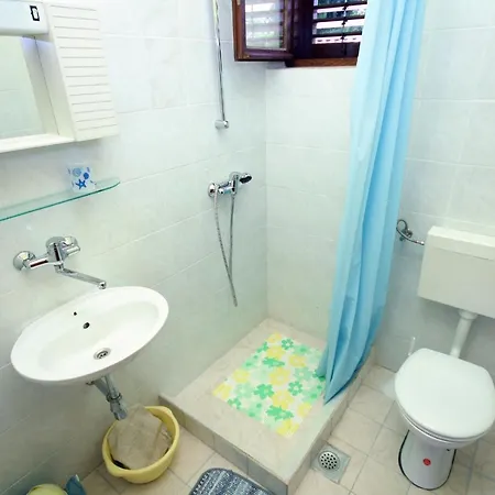 Apartment Family Friendly Seaside Apartments Jezera, Murter - 5062 *