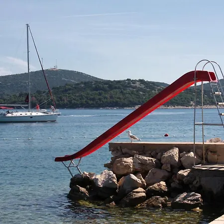 Family Friendly Seaside Apartments Jezera, Murter - 5062 *