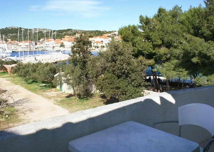 Daire Family Friendly Seaside Jezera, Murter - 5062 *